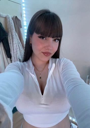 Chloé OnlyFans jung 4